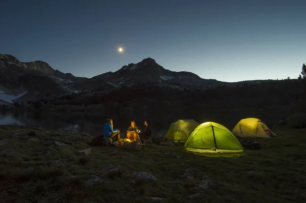 Personas Sentadas Cerca Acampar Lakes Basin California — Foto de Stock