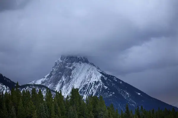 Nuvole Rotolano Sulle Cime Delle Montagne Kananaskis Alberta — Foto Stock