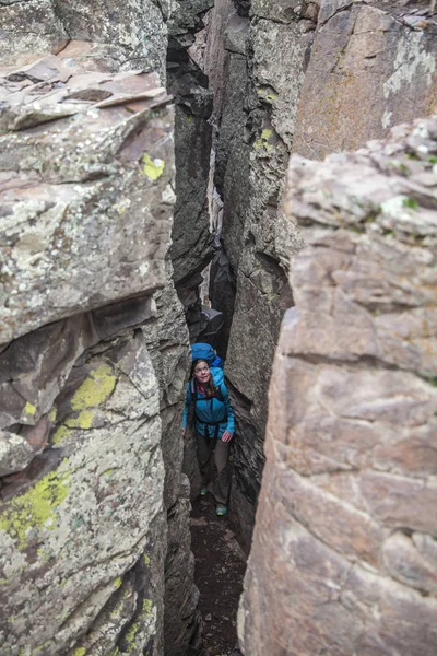 Frau Wandert Durch Schlitz Säulenbasalt Auf Französisch Coulee Washington Usa — Stockfoto