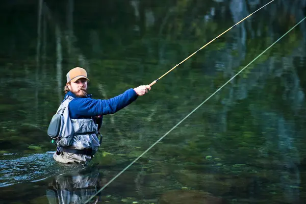 スカーミッシュ ブリティッシュ コロンビア州の川でキャストはえの漁師 — ストック写真