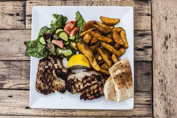 Domuz Pirzolası Cips Pide Restaurant Ile Salata — Stok fotoğraf