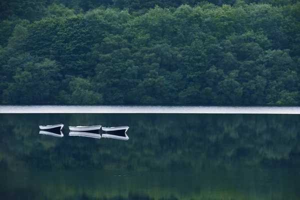 Boote Ankern Auf Stillem See Peak District — Stockfoto