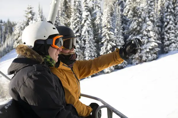 Adolescentes Esquiadores Snowboarders Tirar Foto Teleférico — Fotografia de Stock