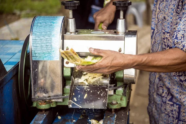 Man Using Machine Squeeze Sugar Cane Juice Out Java Indonesia — ストック写真
