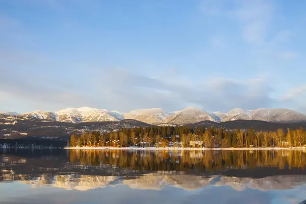 米国モンタナ州のホワイトフィッシュ湖に反映ホワイトフィッシュ マウンテン リゾート — ストック写真