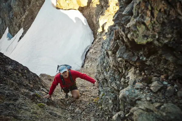 Manliga Backpacker Klättra Upp Crux Rutt Tomyhoi Peak Washington — Stockfoto