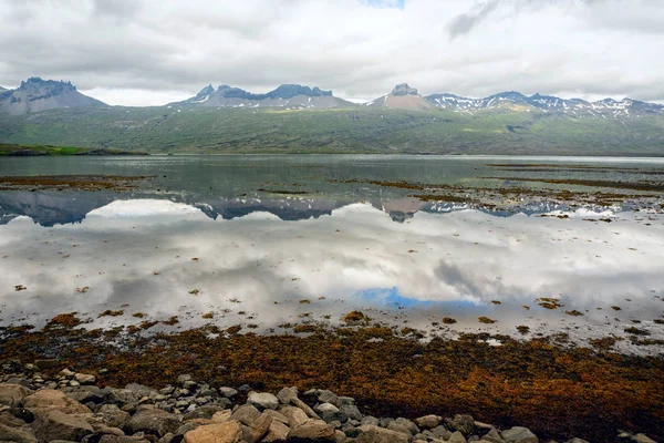 Montañas Reflejadas Las Aguas Fiordo Norte Islandia —  Fotos de Stock