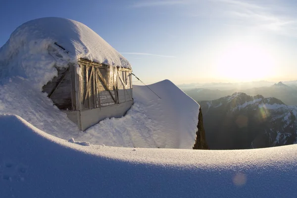 米国ワシントン州のカスケード山脈の小屋が雪に覆われています — ストック写真