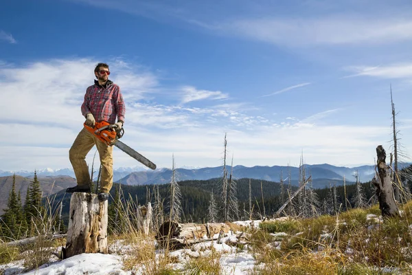 Człowiek Stojący Piłą Pniaku Kampingu Montana — Zdjęcie stockowe
