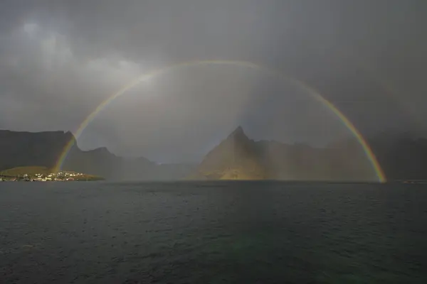 Rainbow Świeci Reinefjord Szczyt Góry Olstind Toppy Norwegia — Zdjęcie stockowe