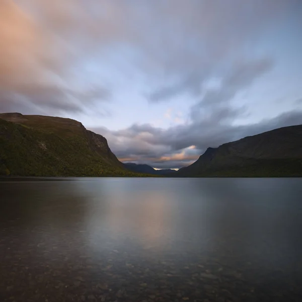 Mountains rise above lake Teusajaure — Stock Photo, Image