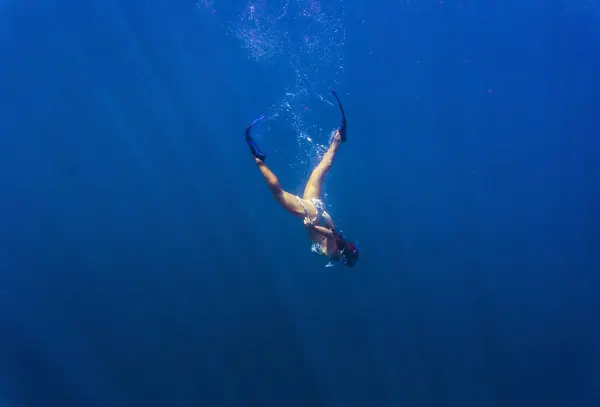 Νεαρή Γυναίκα Κολύμβηση Αναπνευστήρα Στον Ωκεανό — Φωτογραφία Αρχείου