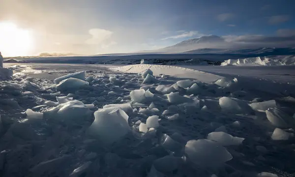 南极洲罗斯海地区的冰冻麦克默多声的表面与山幽冥在背景 — 图库照片