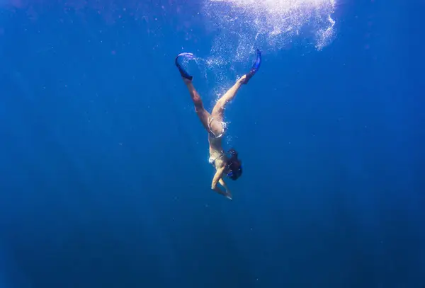 Ung Kvinne Snorkler Havet – stockfoto