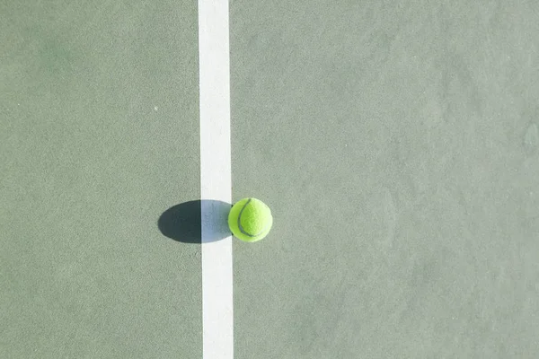 テニスコートでテニス ボールのクローズ アップ — ストック写真