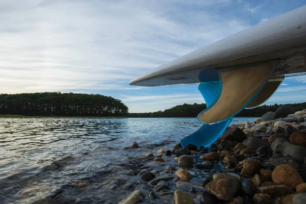 Deska Surfingowa Leży Skalistym Brzegu Kittery Maine Stany Zjednoczone Ameryki — Zdjęcie stockowe