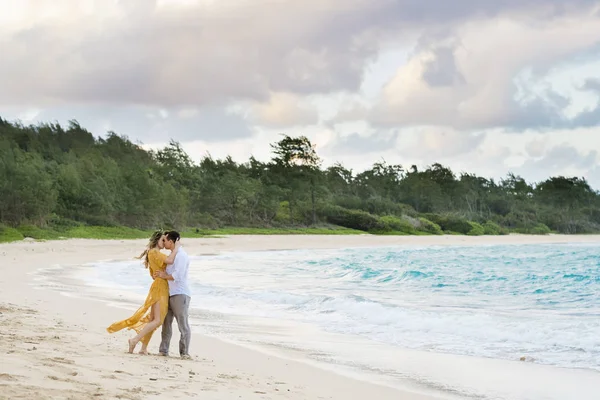 Portrait Couple Engagé Sur Plage North Shore Oahu Hawaii Printemps — Photo