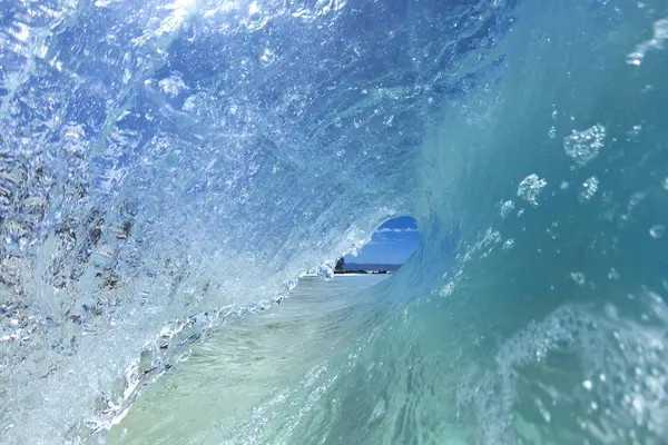 海洋波浪管材的内部看法在完美水晶清水在墙壁 在瓦胡岛的北岸 夏威夷 — 图库照片