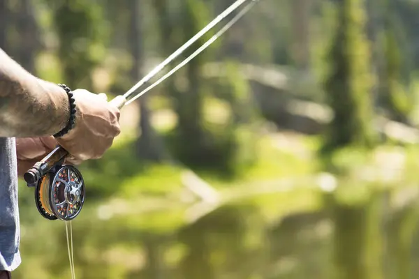 Mãos Homem Segurando Haste Pesca Steamboat Springs Colorado Eua — Fotografia de Stock