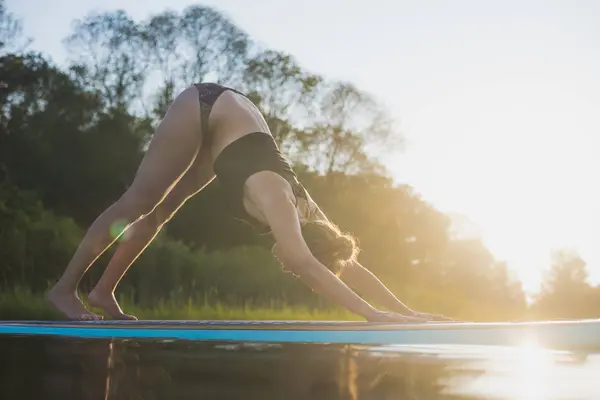 Junge Frau Macht Yoga Auf Paddelbrett Hafen Von Rhode Island — Stockfoto