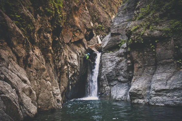 Mannen Som Firning Vattenfall Medan Canyoneering Deneau Creek Hopp British — Stockfoto