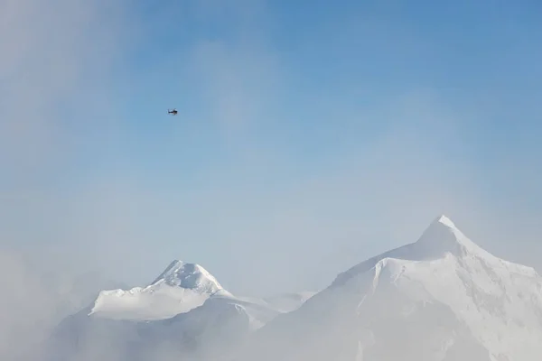 Вертолет Летящий Над Пейзажем Величественными Горами Национальном Парке Денали Аляска — стоковое фото
