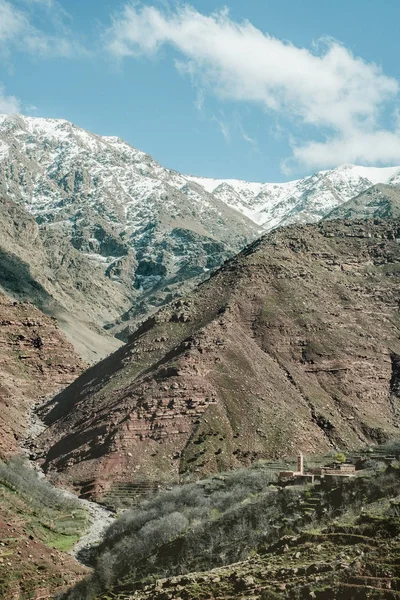 谷的看法在摩洛哥地图集与雪峰顶和清真寺在前景 阿特拉斯山 马拉喀什省 摩洛哥 — 图库照片
