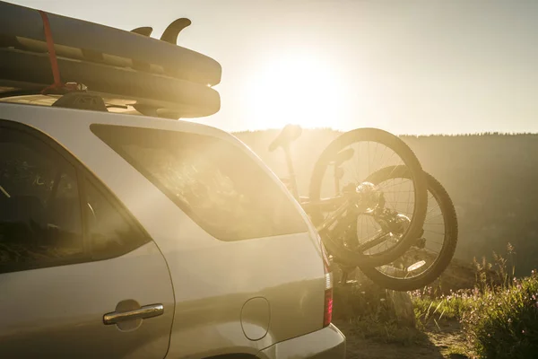 Photograph Mountain Bikes Rack Back Car Paddleboards Roof Sunset Mccall — Stock Photo, Image