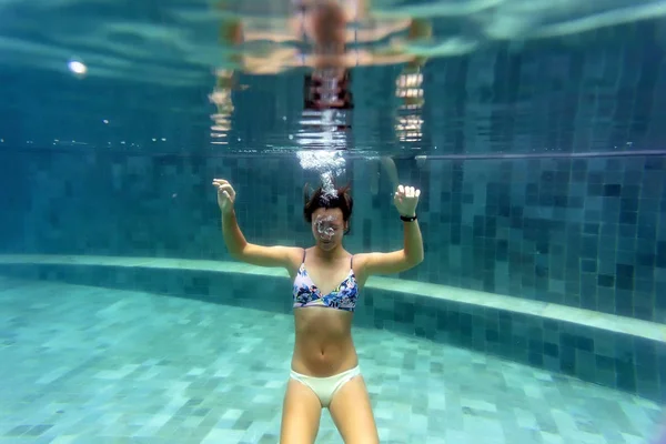 Mladá Žena Potápění Bazénu — Stock fotografie