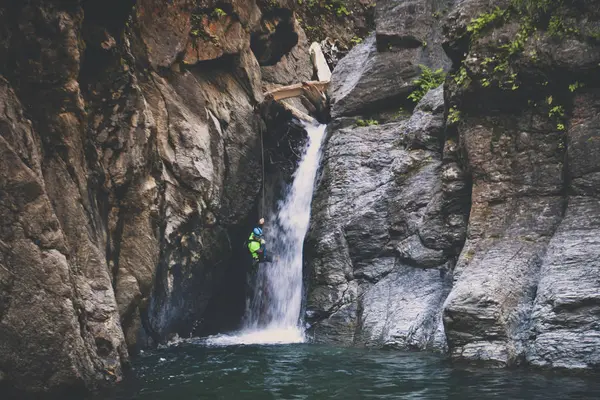 Man Rappelling Waterfall While Canyoneering Deneau Creek Hope British Columbia — Stock Photo, Image