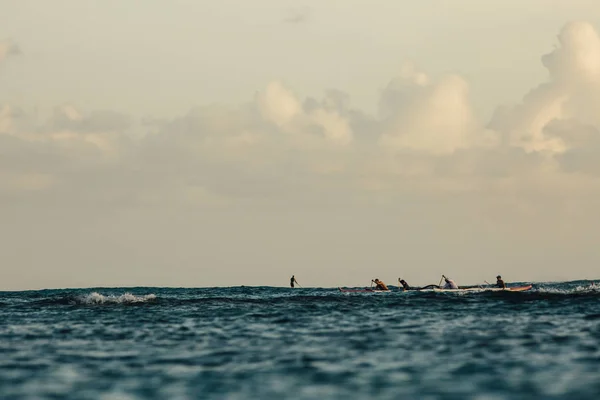 Μακρινή Θέα Των Αντρών Που Κωπηλατεί Στη Θάλασσα — Φωτογραφία Αρχείου