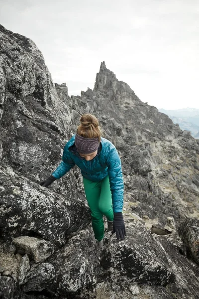 Jovem Escalada Feminina Rocky Cliff — Fotografia de Stock