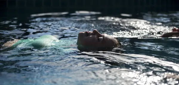 Portrait Woman Floating Swimming Pool — Stock Photo, Image