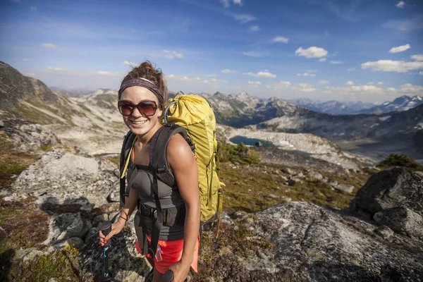 Mujer Joven Sonriente Con Mochila Senderismo Monte Marriott —  Fotos de Stock