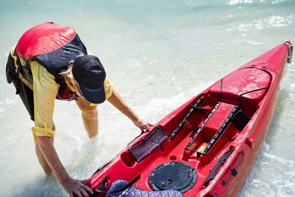 Donna Ottenere Kayak Acque Poco Profonde — Foto Stock