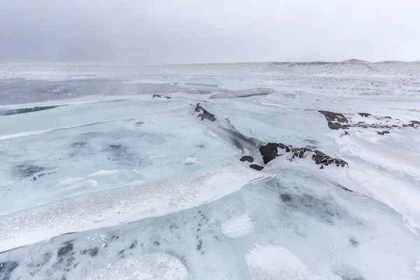 Besneeuwde landschap met ijs-formaties — Stockfoto