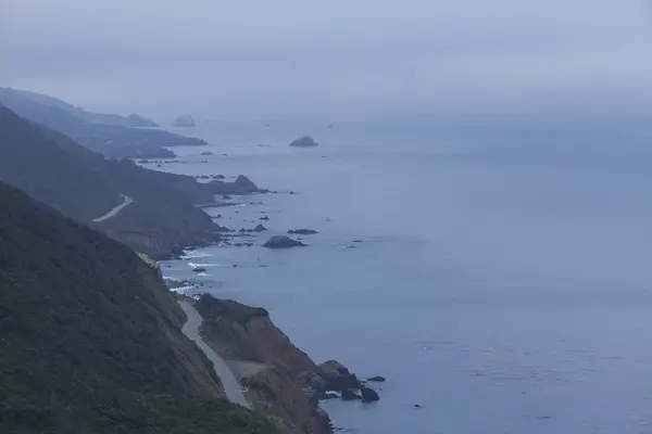 Круті Скелясті Прибережного Шосе Уздовж Тихоокеанського Узбережжя Каліфорнії — стокове фото