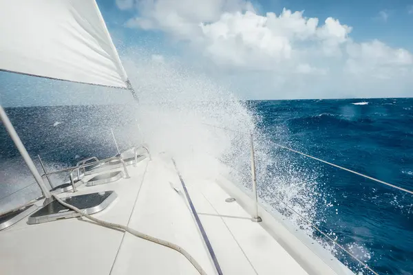 Velero Navegando Mar Áspero Del Caribe — Foto de Stock