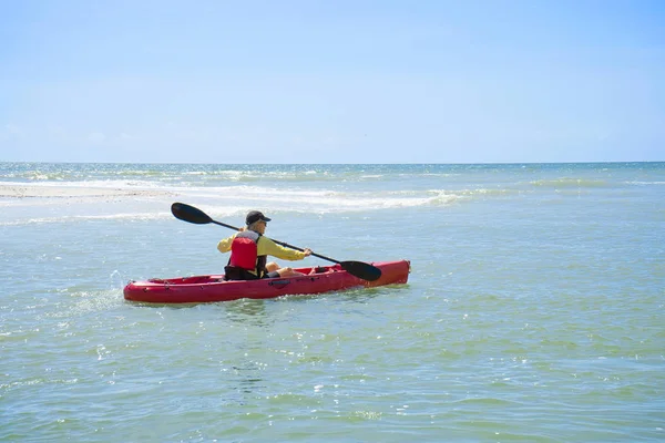 Vue Arrière Kayak Femme Dans Océan Calme — Photo