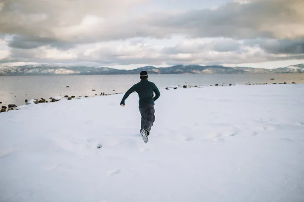 Visão Traseira Homem Correndo Neve — Fotografia de Stock