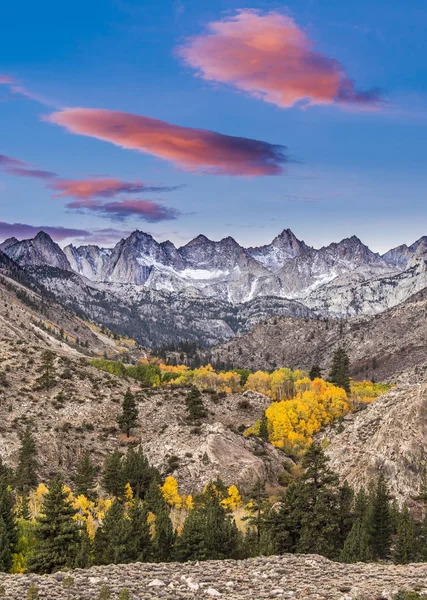 秋天日出与发光的云彩和白杨 东部山脉加利福尼亚 — 图库照片