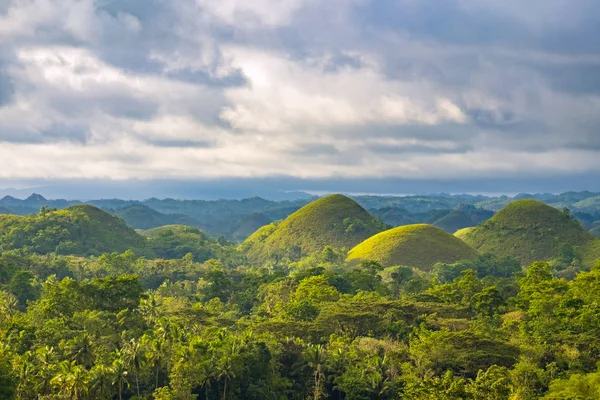 Chocolate Hills al final de la tarde — Foto de Stock