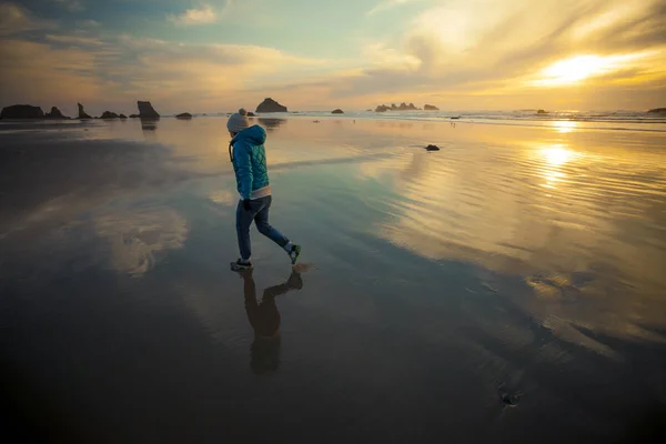 Young Woman Walks Bandon Beach Oregon — Stock Photo, Image