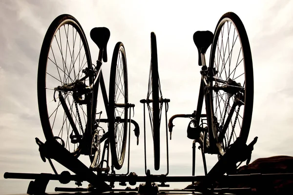 Silhuetten Två Väg Cyklar Monterade Ovanpå Bil Roadtrip — Stockfoto