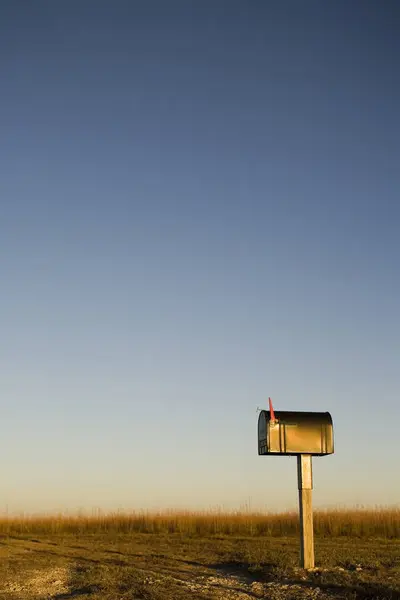 Buzón Colocado Campo Maíz Fondo Atardecer Kansas — Foto de Stock