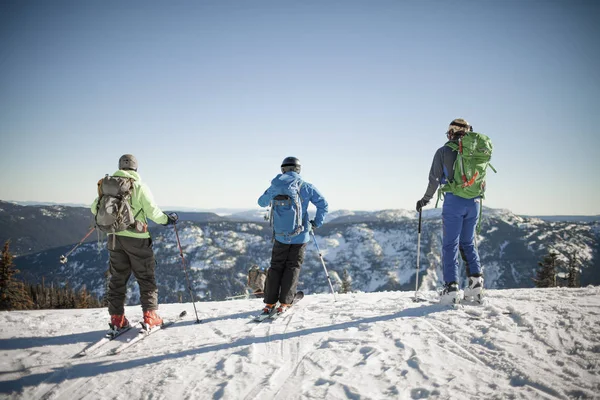 Three Backcountry Skiers Prepare Descend Mountain — Stock Photo, Image