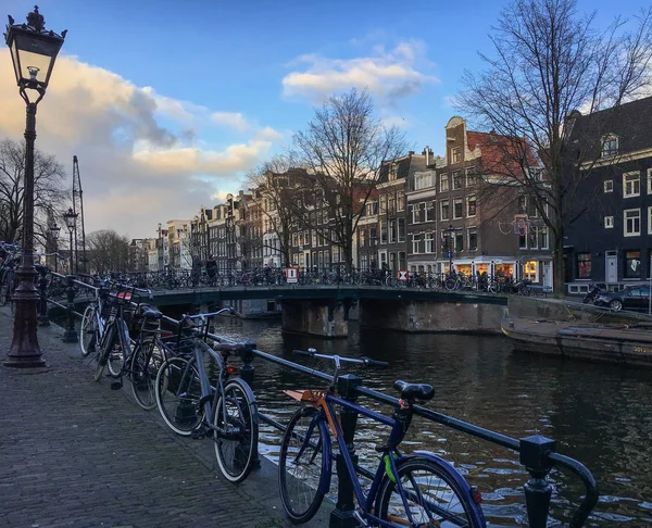 Amsterdam canal mit fahrrädern — Stockfoto