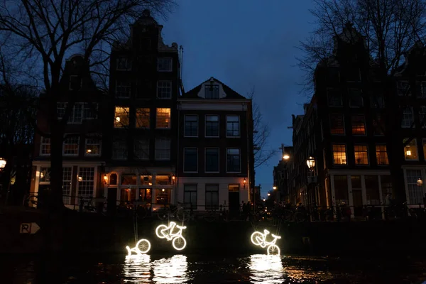 Beleuchtete Kanalfahrräder (15000 und mehr) bei Nacht bei amsterdam light fesitval — Stockfoto