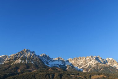 Wilder Kaiser dağlar kış mavi gökyüzü önünde