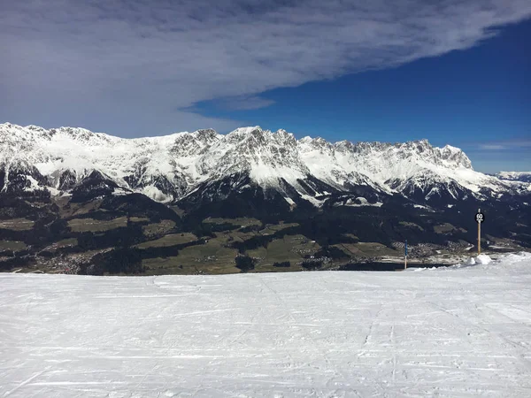 Wilder Kaiser-bergen in de winter voor een gedeeltelijk blauwe hemel — Stockfoto